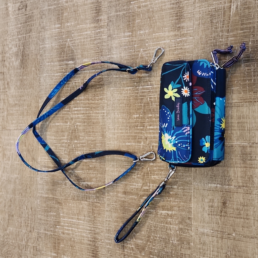 🆕️ Vera Bradley Cross Body Wallet